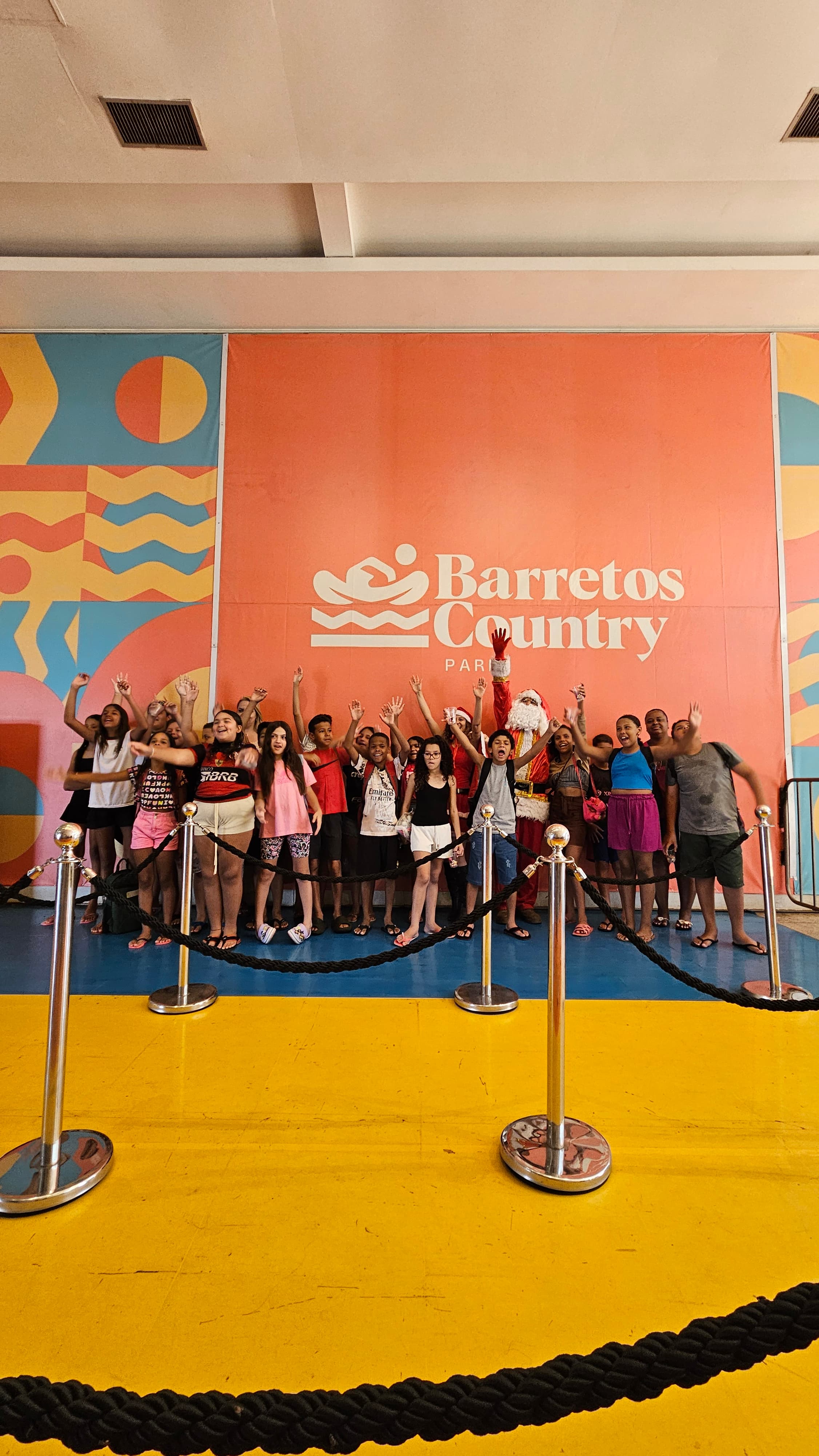 Crianças se divertindo no parque aquático durante o projeto Crianças no BC
