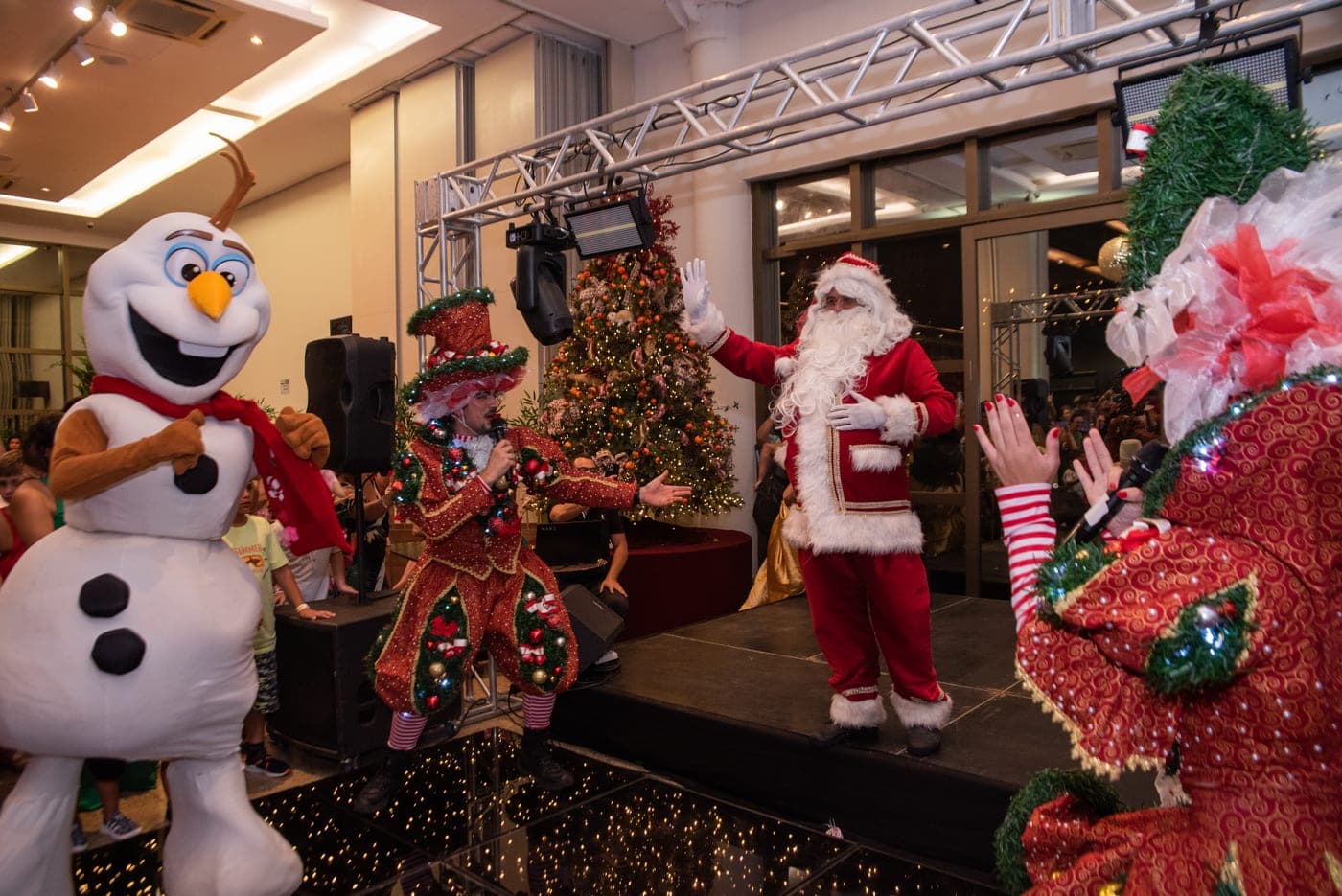 Natal · Papai Noel e personagens no palco durante o show natalino