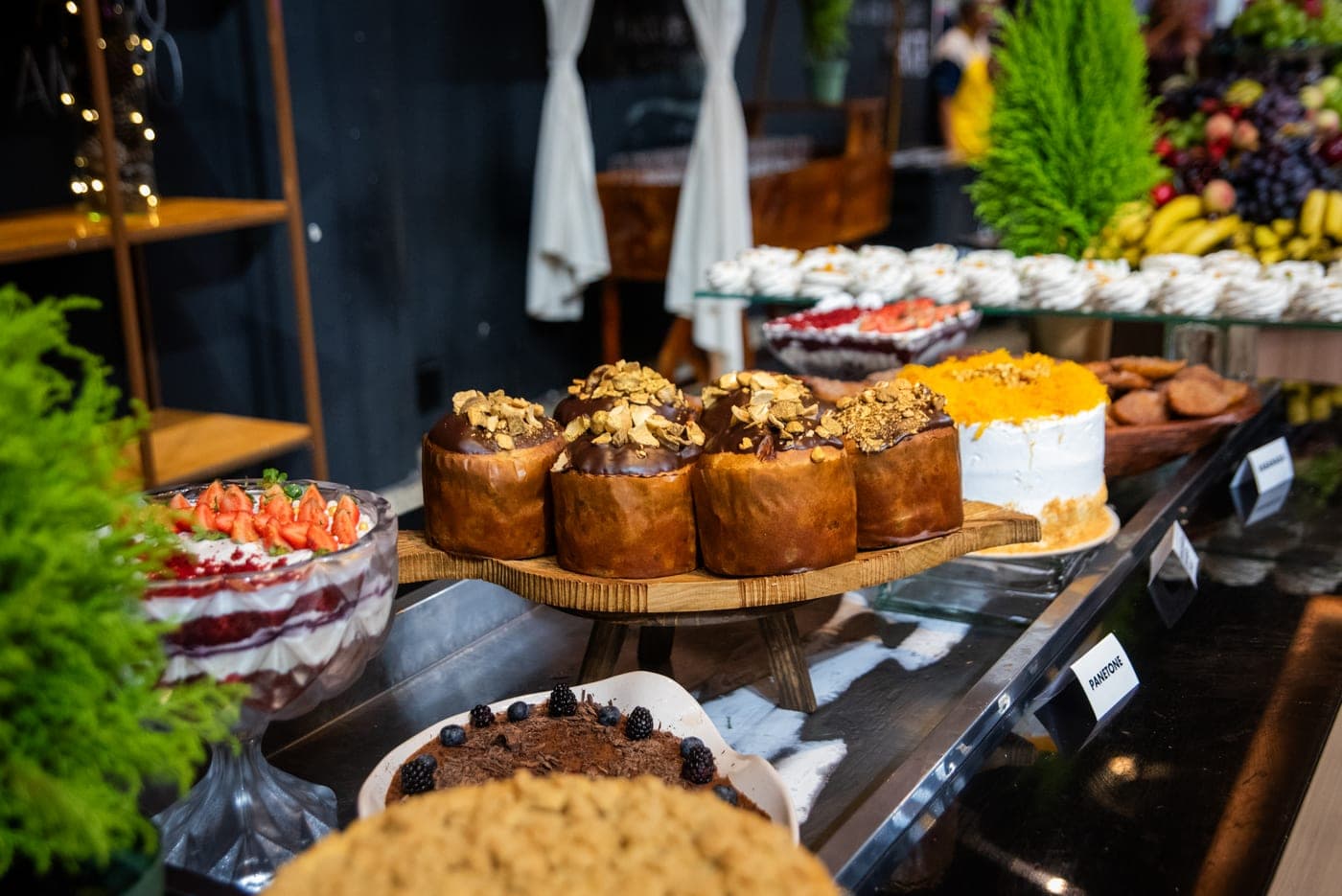 Natal · Panetones e sobremesas na mesa de doces da ceia