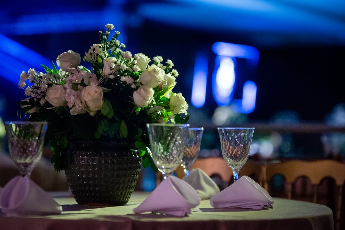 Réveillon · Mesa posta com cristais, guardanapos e arranjo de flores