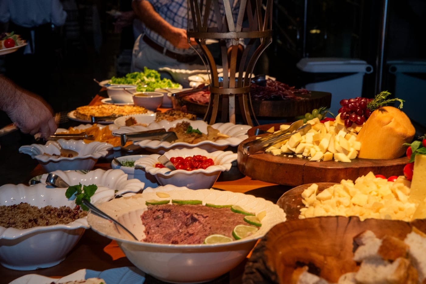 Réveillon · Buffet com saladas, frios e acompanhamentos da ceia