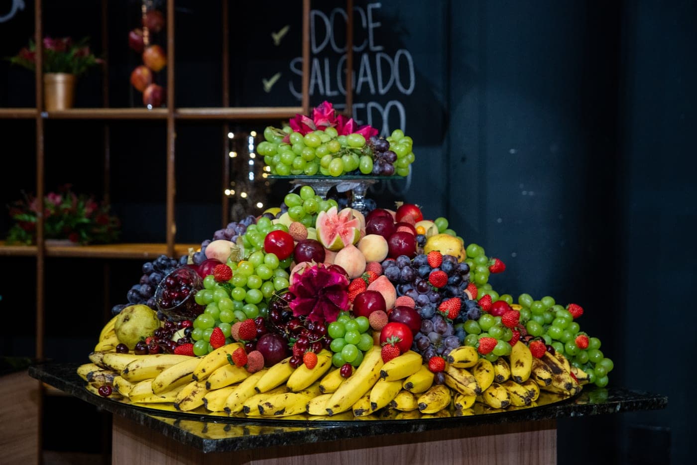 Natal · Torre de frutas decorando a mesa do buffet
