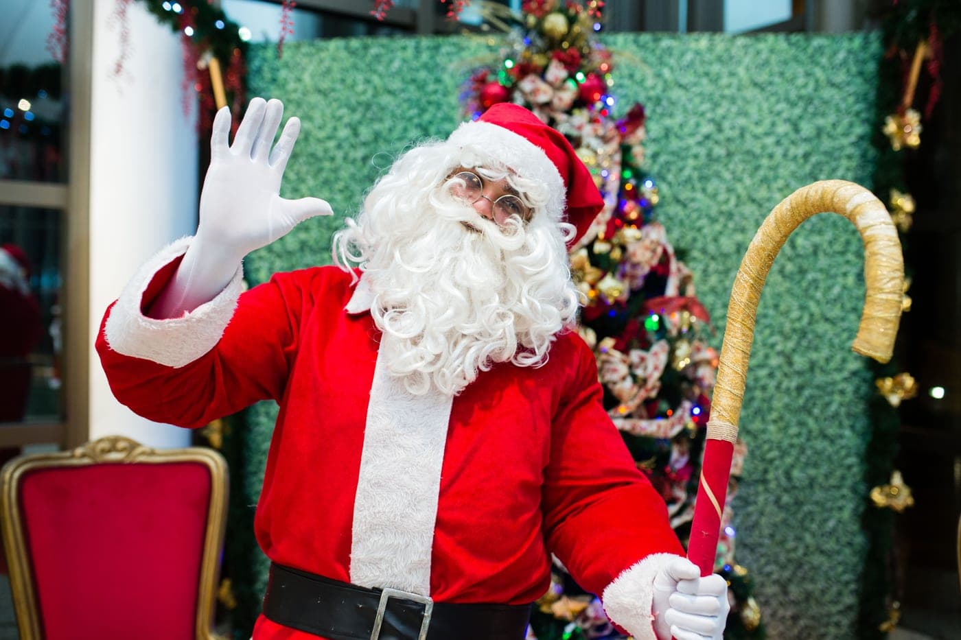 Natal · Papai Noel acenando ao lado da árvore decorada