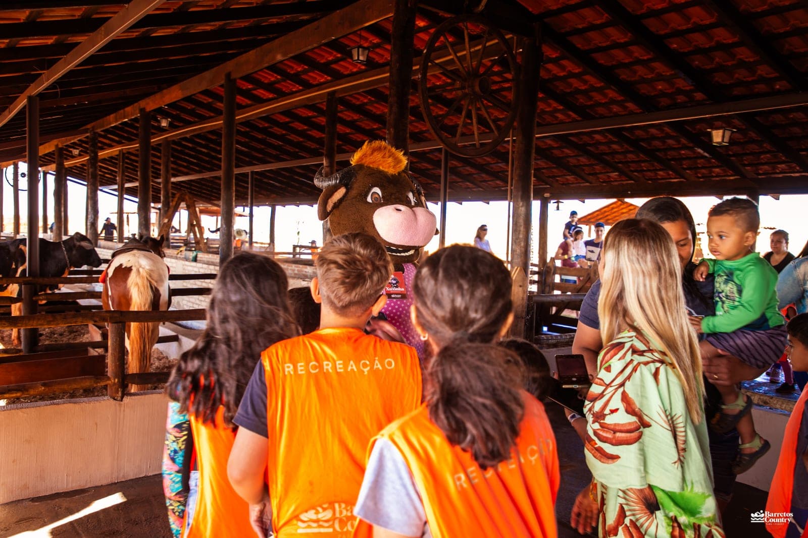 Tour rural com visitantes na Fazendinha do Barretos Country