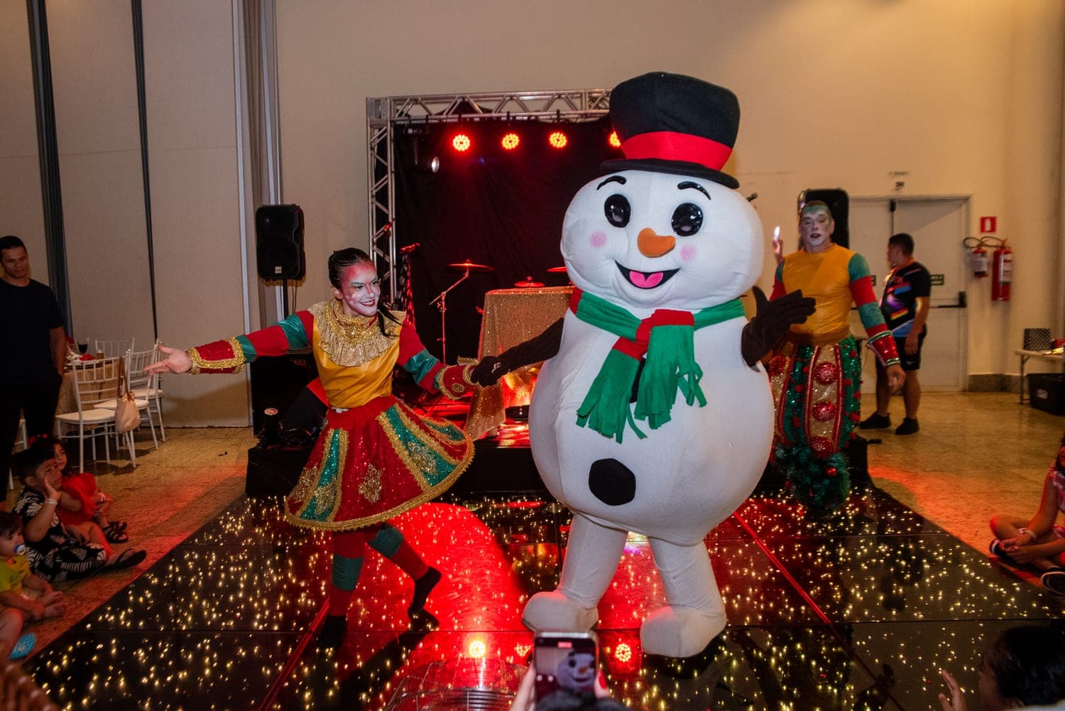 Natal · Boneco de neve e bailarinos durante o show no palco