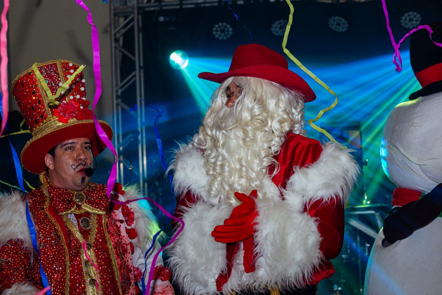 Natal · Papai Noel country entregando presente para uma criança