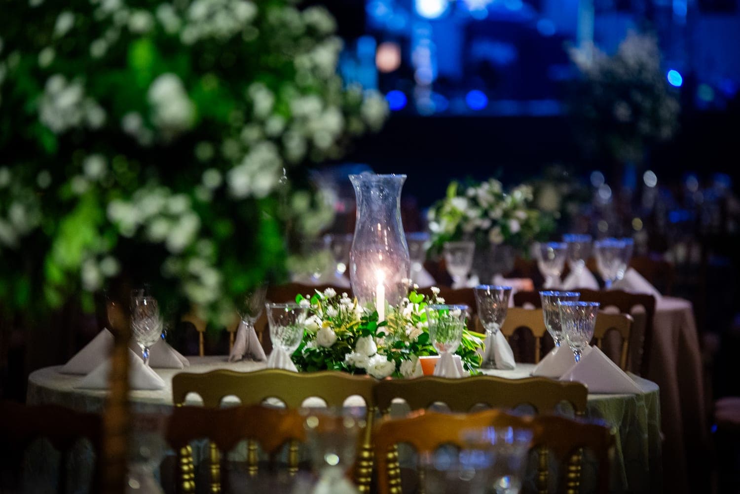Réveillon · Mesa posta com velas, cristais e arranjos de flores brancas