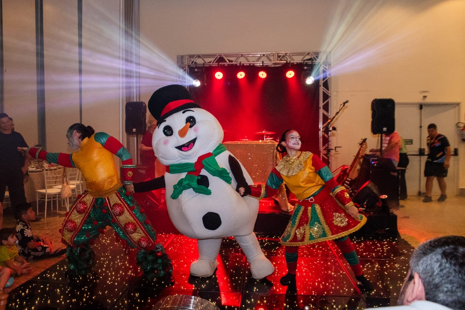 Natal · Apresentação natalina com Papai Noel no palco iluminado